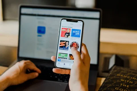 App listening vs. web listening 📱🖥